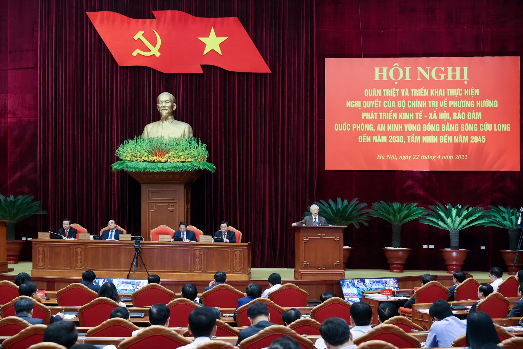 Party General Secretary Nguyen Phu Trong delivers a speech at the Conference on Mastering and Implementing Politburo's Resolution on Socio-economic Development Orientation, and National Defense and Security in Mekong Delta by 2030, with a vision to 2045.