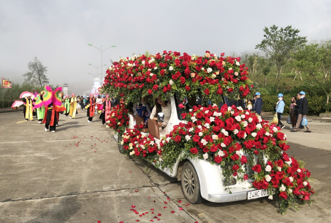 Hoa hồng Sa Pa được trang trí trên các xe diễu hành dịp khai màn du lịch hè Sa Pa 2022. Ảnh: T.L