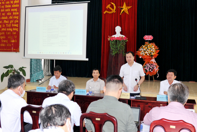 The Directorate of Fisheries and the Phu Yen Province’s Department of Agriculture and Rural Development discuss solutions to develop marine aquaculture to adapt to natural disasters. Photo: MH.