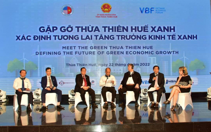 Các đại biểu thảo luận tại Hội nghị 'Gặp gỡ Thừa Thiên Huế xanh: Xác định tương lai tăng trưởng kinh tế xanh'.