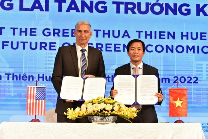 Ông John Rockhold, Chủ tịch AmCham và ông Nguyễn Văn Phương, Chủ tịch UBND tỉnh Thừa Thiên - Huế ký kết văn bản thoả thuận. 