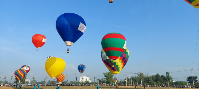 Khinh khí cầu nhiều màu s8ac1 bay trên bầu trời Kon Tum. 