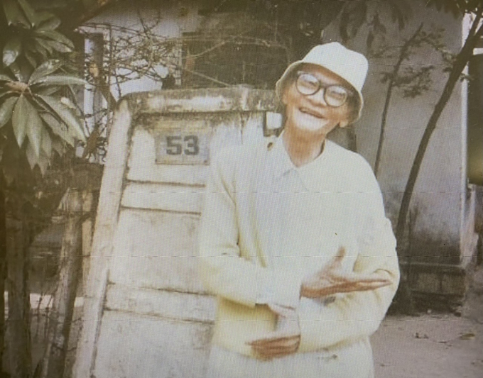 Nhà văn Võ Hồng (1921-2013) trước ngôi nhà trên đường Hồng Bàng, thành phố Nha Trang.