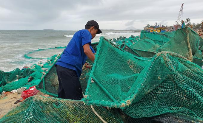 Farmers need to convert cages with new HDPE material to adapt to natural disasters and reduce the risk of damage in aquaculture. Photo: KS.