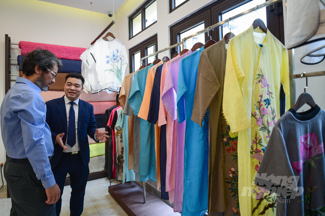 Mr. Nguyen Phuong Viet (right), Director of An Phuoc Viramie Agriculture JSC, introduced products made from ramie fabric. Photo: Tung Dinh.