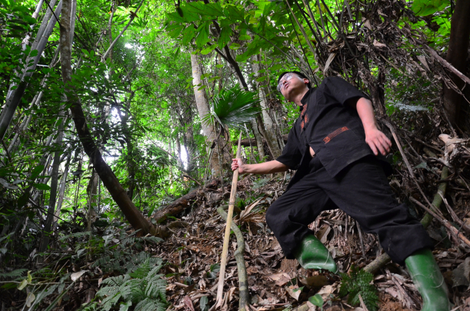 Thanh on his way to the forest. Photo: Duong Dinh Tuong.