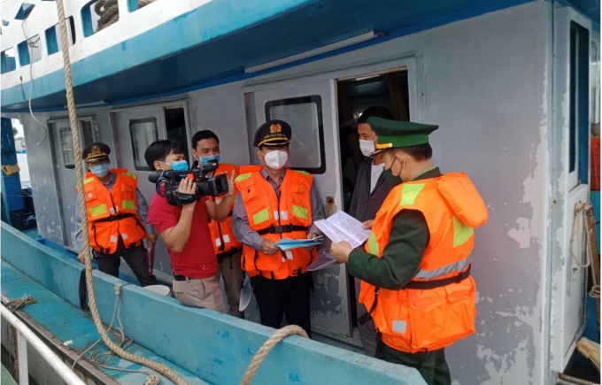 Functional forces inspect and handle violating fishing boats. Photo: PVT.