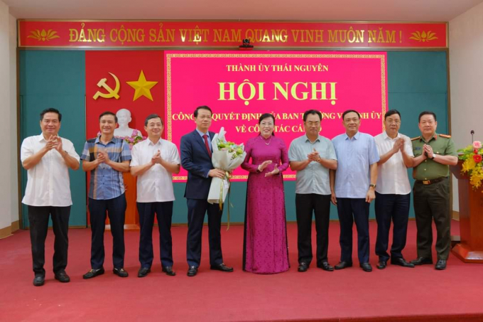 Bà Nguyễn Thanh Hải và lãnh đạo Ban thường vụ Tỉnh ủy Thái Nguyên tặng hoa chúc mừng ông Dương Văn Lượng. Ảnh: TN.