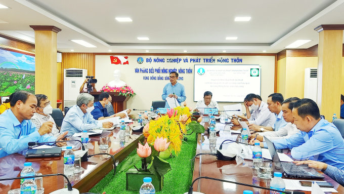 Ông Nguyễn Như Cường (đứng), Cục trưởng Cục Trồng trọt (Bộ NN-PTNT) công bố quyết định về việc công nhận quy trình kỹ thuật lĩnh vực trồng trọt. Ảnh: Kim Anh.