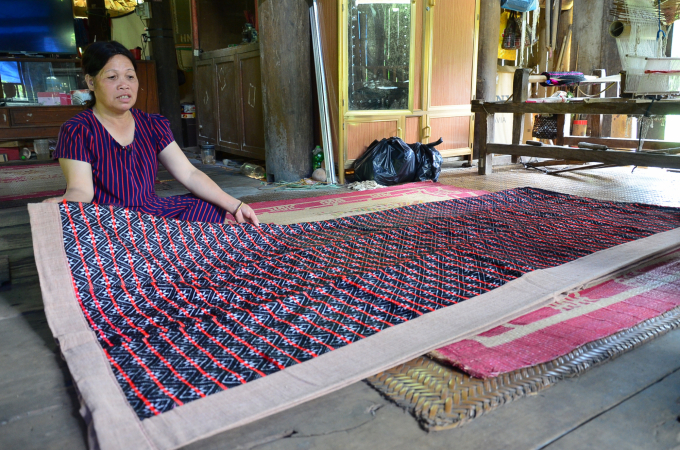 A blanket costing 4 million like this, Ms. Y has to weave for more than 1 month. Photo: Duong Dinh Tuong.