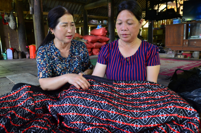 Ms. Phin and Ms. Y checking the finished fabric. Photo: Duong Dinh Tuong.