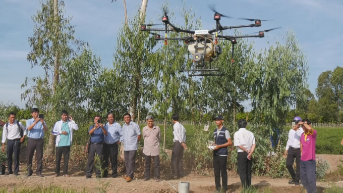 Farmers are very excited because the flying drones to spray pesticides are convenient and service cost is low. Photo: Trong Trung.