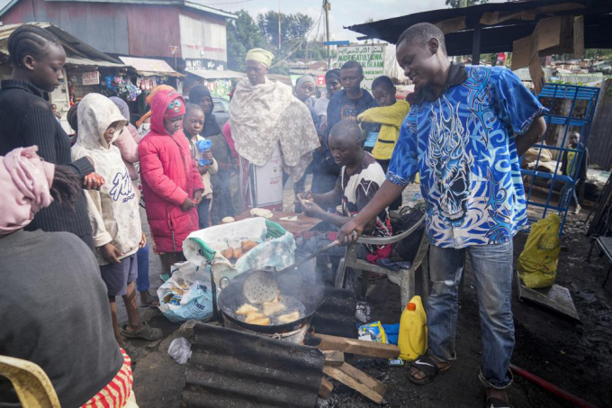 Một người đàn ông sử dụng dầu ăn để chiên món bánh mì đường phố ở thủ đô Nairobi, Kenya, hôm 20 tháng 4 năm 2022. Ảnh: AP