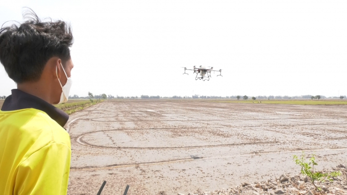 Currently, many farmers in Tam Nong (Dong Thap) are still 'brave' in spending, they invest billions of dong to buy flying drones for home use and services. Photo: Trong Trung.