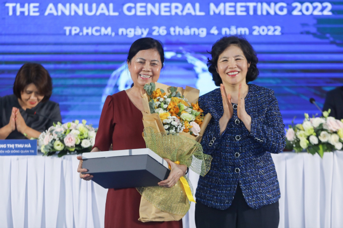 Bà Mai Kiều Liên đại diện Hội đồng quản trị gửi lời tri ân sâu sắc những đóng góp của bà Lê Thị Băng Tâm cựu Chủ tịch Hội đồng quản trị Vinamilk trong suốt 2 nhiệm kỳ vừa qua.