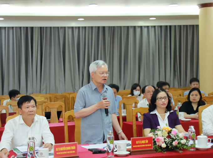 GS. TS Tạ Ngọc Tấn, Phó Chủ tịch Thường trực Hội đồng Lý luận Trung ương phát biểu tại Hội thảo. Ảnh: HVNN