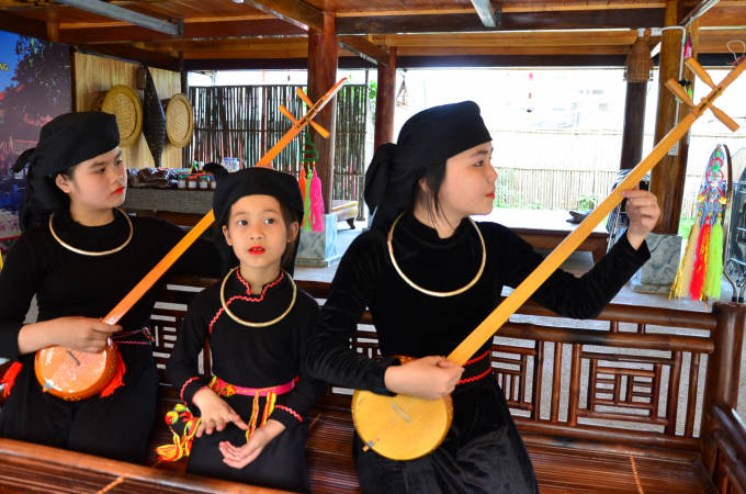 'Tinh' instrument perfomance. Photo: Duong Dinh Tuong.