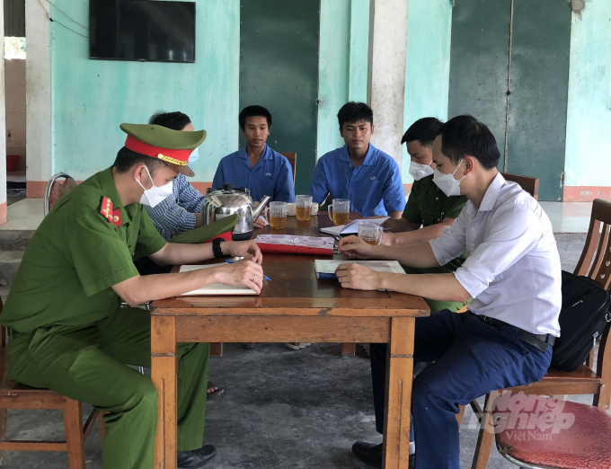 Đoàn kiểm tra huyện Nghi Xuân làm việc với cơ sở chăn nuôi lợn của ông Phạm Trần Sum. 