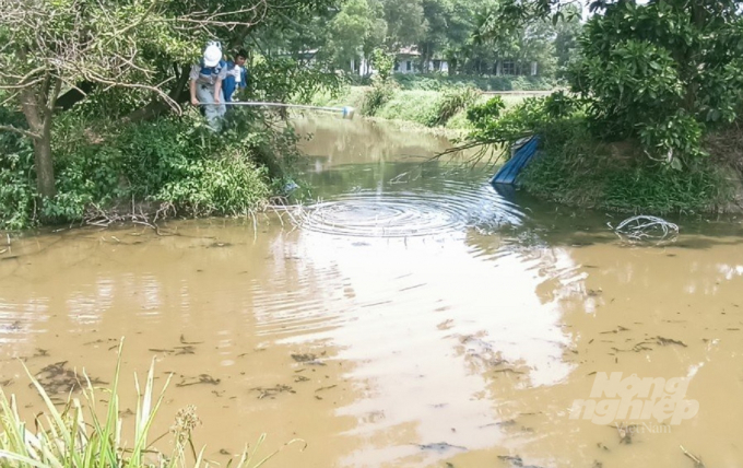 Trung tâm quan trắc (Sở TN-MT) lấy mẫu nước thải tại vị trí bờ bao hồ lắng vị vỡ của trại ông Sum.