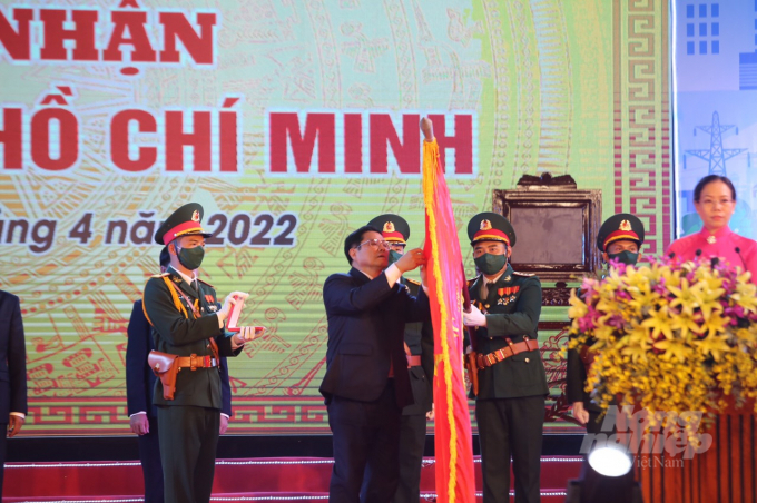 Thủ tướng Phạm Minh Chính gắn Huân chương Hồ Chí Minh lên Lá cờ truyền thống của tỉnh Sóc Trăng. Ảnh: TL.