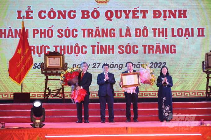 Thủ tướng Phạm Minh Chính trao quyết định công bố TP. Sóc Trăng là đô thị loại II trực thuộc tỉnh Sóc Trăng. Ảnh: TL.