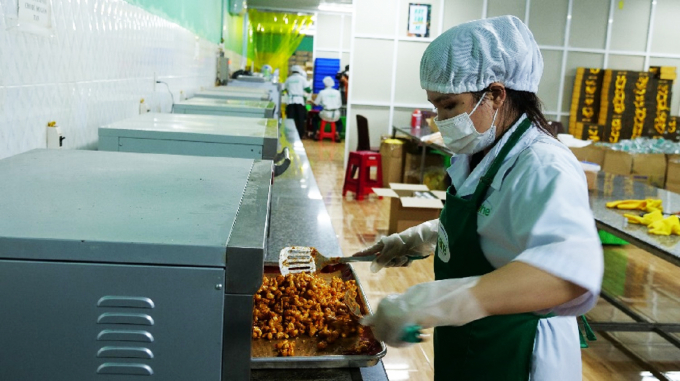 Workers deep processing cashew nuts in Vinahe Co., Ltd. Photo: Kiem Dong.