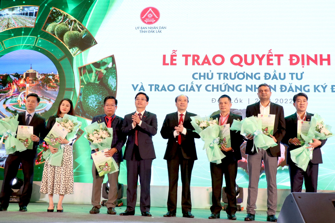 Ông Vũ Mạnh Hùng - Chủ tịch HĐQT Tập đoàn Hùng Nhơn (ngoài cùng bên phải) nhận Giấy chứng nhận đầu tư dự án Khu chăn nuôi ứng dụng công nghệ cao DHN Đăk Lăk.