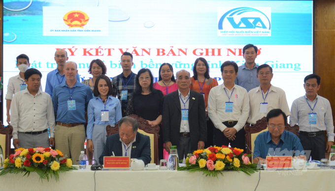 Sở NN-PTNT Kiên Giang và Hiệp hội Nuôi biển Việt Nam đã ký kết Biên bản ghi nhớ hợp tác phát triển nuôi biển bền vững tỉnh Kiên Giang. Ảnh: Trung Chánh.