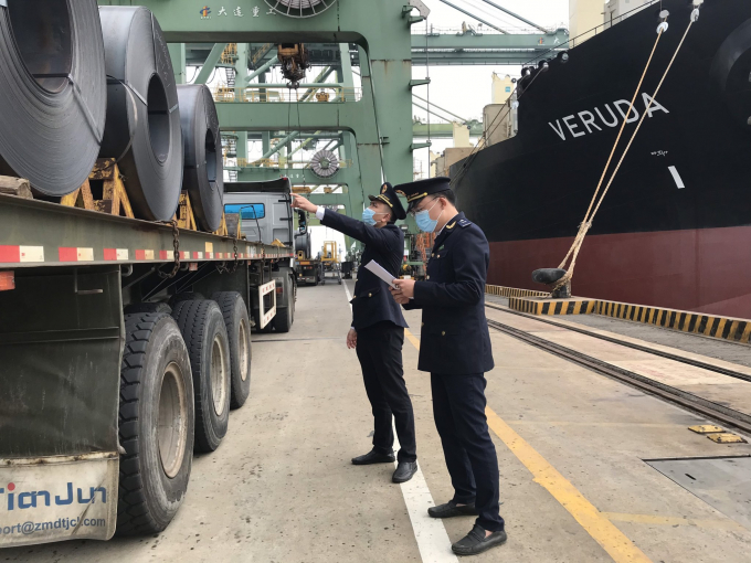 Cán bộ Chi cục Hải quan cửa khẩu cảng Vũng Áng giám sát hoạt động xuất nhập khẩu hàng hóa của Công ty TNHH Gang thép Hưng nghiệp Formosa Hà Tĩnh.