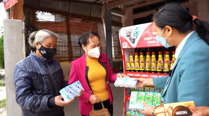 Quầy hàng với các sản phẩm do Nestlé Việt Nam cung cấp giúp phụ nữ cải thiện sinh kế, nâng cao thu nhập. Ảnh: TS.