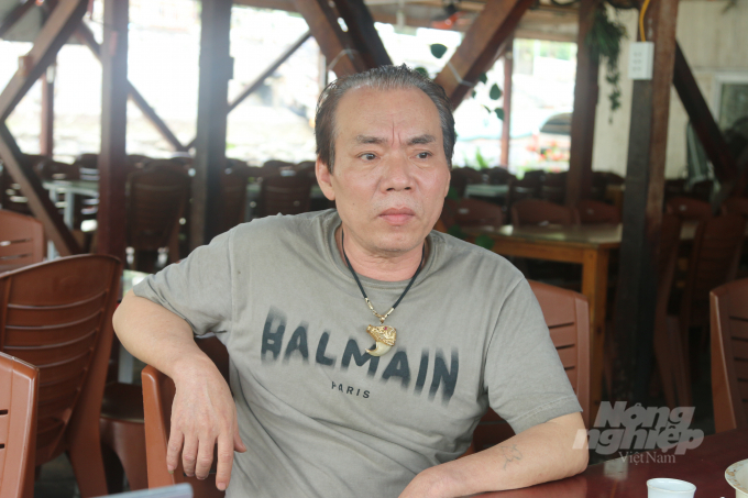 Ông Nguyễn Quốc Dũng, chủ nhà hàng nổi Cát Tiên đã tính đến phương án 'bỏ nghề' do xác định địa điểm kinh doanh mới sẽ khó làm ăn. Ảnh: Đinh Mười.