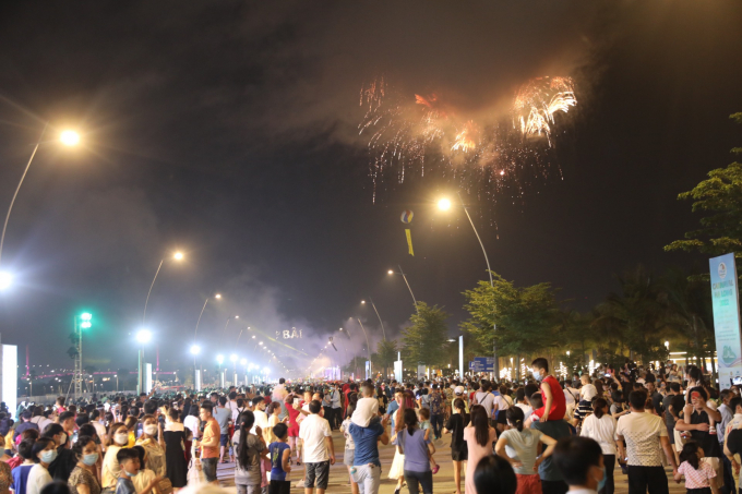 Bắn pháo hoa tại Carnaval Hạ Long 2022
