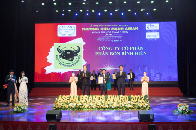 Ông Phan Quốc Nam, Phó Giám đốc Marketing Công ty CP Phân bón Bình Điền nhận Giải thưởng 'Top10 Thương hiệu mạnh ASEAN 2022'. Ảnh: Ngọc Vân.