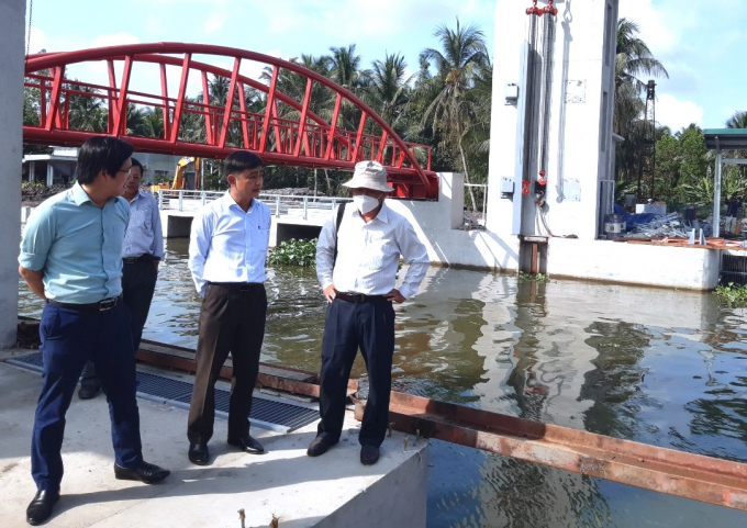 Các ngành chức năng tỉnh Trà Vinh tổ chức nghiệm thu một số hạng mục công trình Trạm bơm Kênh 3 tháng 2. Ảnh: Minh Đảm.