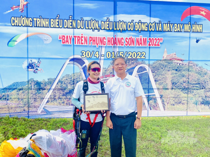 Ông Cao Quang Liêm – Bí thư Huyện ủy, Chủ tịch UBND huyện Tri Tôn tặng quà lưu niệm cho phi công biểu diễn dù lượn, diều lượn có động cơ và máy bay mô hình. Ảnh: Lê Hoàng Vũ.