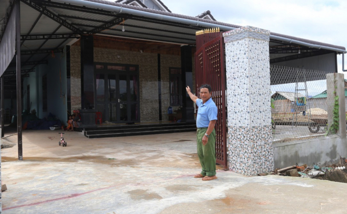 Căn nhà khang trang của gia đình ông Mo Văn Vệ tại khu tái định cư Cư Êlang. Ảnh: Quang Yên.