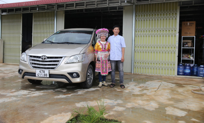 Vợ chồng anh Vàng Seo Kheo bên ôtô mới mua của gia đình. Ảnh: Quang Yên.