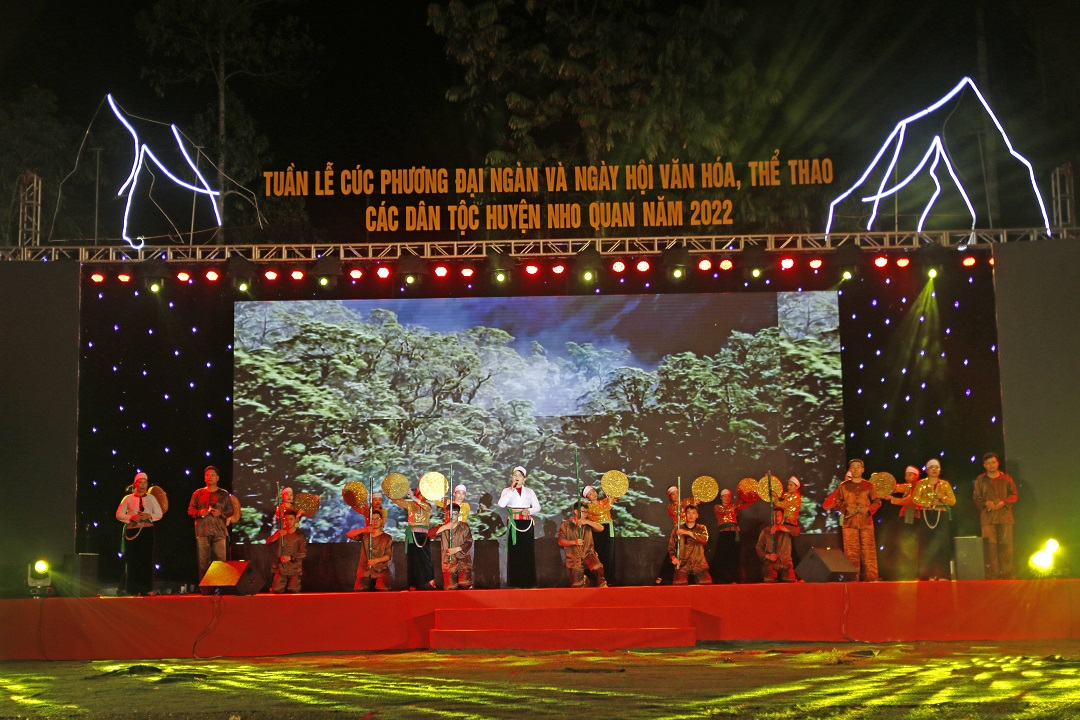 Các giá trị đặc sắc trong dân ca, dân vũ của đồng bào các dân tộc trong huyện được trình diễn trên sân khấu, để lại ấn tượng sâu sắc cho du khách tham dự sự kiện.