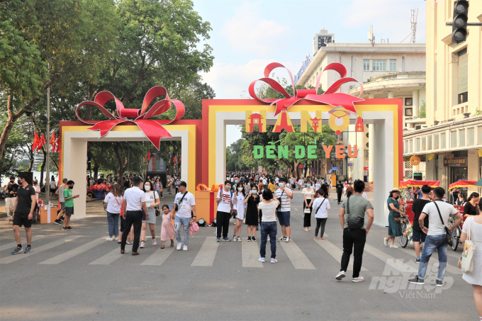 Lễ hội Quà tặng du lịch Hà Nội 2022 diễn ra từ ngày 29/4 đến 1/5 tại khu vực tuyến phố đi bộ hồ Hoàn Kiếm, Hà Nội. Ảnh: Phạm Hiếu.