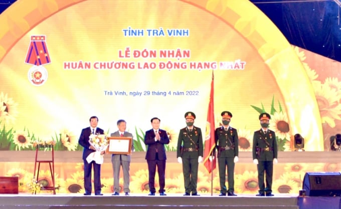 Chủ tịch Quốc hội Vương Đình Huệ trao Huân chương Lao động hạng nhất cho Đảng bộ, chính quyền và nhân dân tỉnh Trà Vinh. Ảnh: TL.