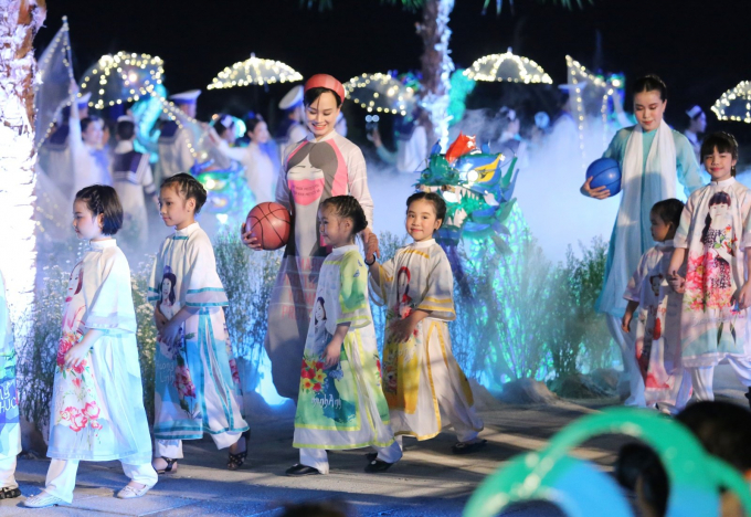 Festival Áo dài Quảng Ninh 2022 còn có sự góp màn của các người mẫu nhí, mang lại sự thích thú cho khán giả.