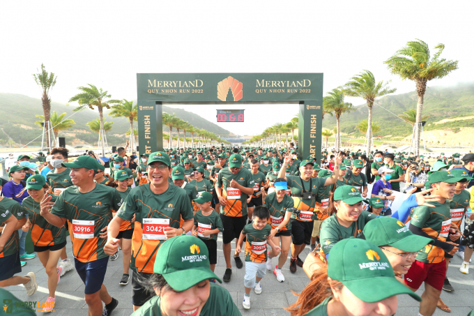 Nhiều gia đình tham gia giải chạy MerryLand Quy Nhơn Run. Ảnh: B.T.C.