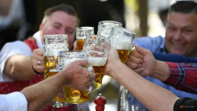 Thực khách chạm cốc tại vườn bia nổi tiếng Theresienwiese tại lễ hội Oktoberfest gần đây nhất vào năm 2020. Photo: Reuters