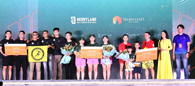 Ông Phạm Trọng Nghiệp, Trưởng Ban Tổ chức sự kiện MerryLand Quy Nhơn Run và bà Nguyễn Thị Hoàng Anh, Phó Tổng Giám đốc Tập đoàn Hưng Thịnh, trao giải 'Hình ảnh ấn tượng' cho các gia đình/nhóm runner đạt giải. Ảnh: B.T.C.