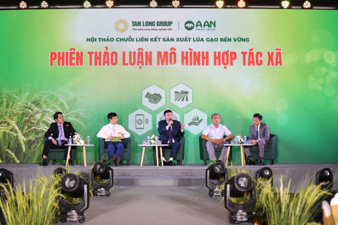 Chủ tịch HĐQT Tập đoàn Tân Long - Ông Trương Sỹ Bá (giữa) cùng các diễn giả là nhà khoa học tại Hội thảo cánh đồng Hạnh phúc do Tập đoàn tổ chức tháng 4/2022. Ảnh: KL. 