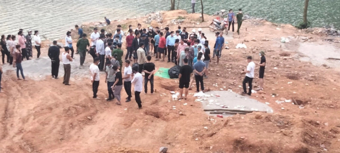 Lực lượng chức năng cùng người dân tìm kiếm 2 học sinh đuối nước ở hồ Đồng Đò, Sóc Sơn, Hà Nội hôm 30/4. Ảnh: Thu Nguyễn.