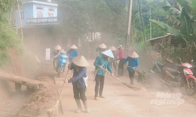 Chi hội Phụ nữ các xóm ở Đông Lai luôn tự nguyện quét dọn đường quê. Ảnh: H.Tiến.
