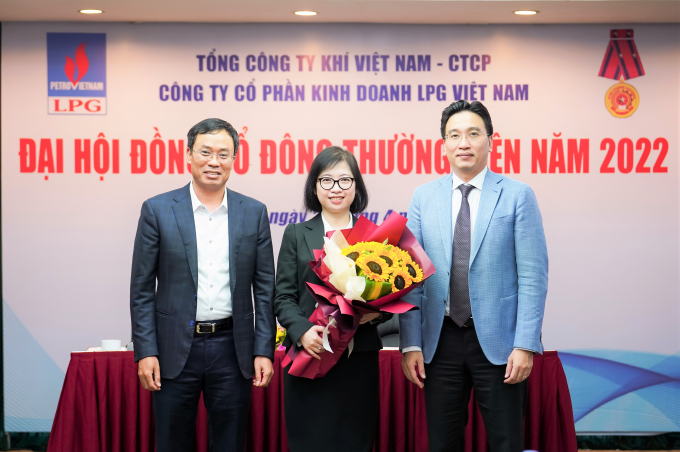Lãnh đạo Tổng Công ty Khí Việt Nam tặng hoa chúc mừng Trưởng ban Kiểm soát.
