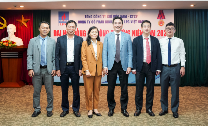 Lãnh đạo Tổng Công ty Khí Việt Nam chúc mừng Đại hội đồng cổ đông thường niên năm 2022 của PV GAS LPG thành công tốt đẹp.