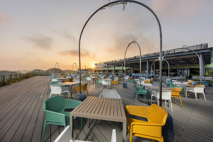 Không gian mở của Lan Hạ Sky Bar & Restaurant tầng 17 với tầm nhìn ôm trọn vịnh di sản giúp sự kiện thêm phần sáng tạo, thăng hoa, khiến cảm nhận của các đoàn khách MICE hoàn hảo và trọn vẹn. Ảnh: Thu Thảo.